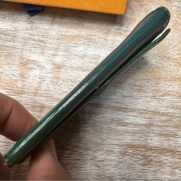 AUTHENTIC Louis Vuitton Monogram 4 ring key holder. Green. - Picture 13 of 14